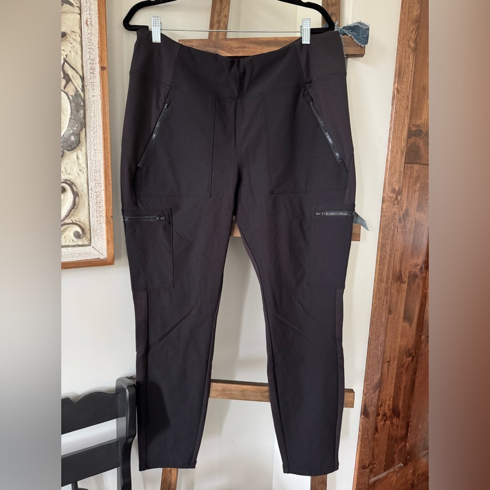 Athleta Women’s Black Cargo Tight Sz 20